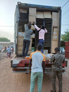 Le camion de dons en nature arrive : chaises, tables, ballons et beaucoup de choses utiles pour la nouvelle école