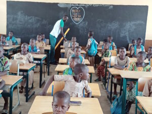 Les élèves sont prêts à étudier le jour de l'inauguration de la nouvelle école EPP Gbantchal
