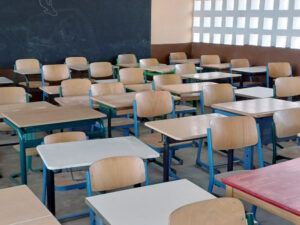 Les bureaux et les chaises provenant de dons sont installés dans la nouvelle école EPP Gbantchal